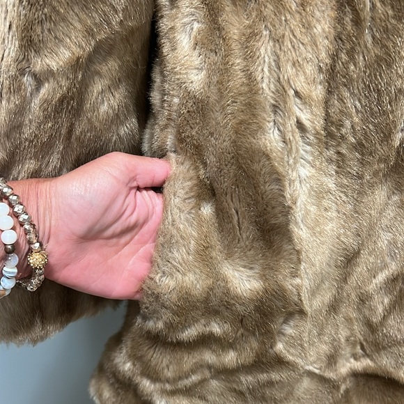 Beautiful Vintage fur coat - Picture 8 of 14